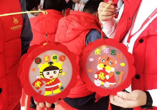 华灯庆元宵，欢乐祥和年